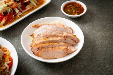 Tayland usulü ızgara domuz budu soslu Tayland yemeği.