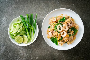 Kalamar ya da ahtapotlu pilav. Kalamar, yumurta ve lahana ile kızartılmış pilav.