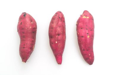 Beyaz arka planda izole edilmiş taze Japon patatesleri.