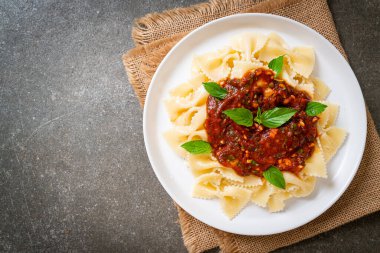 Fesleğenli farfalle makarna ve domates soslu sarımsak - İtalyan sosu
