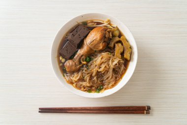 Kahverengi Çorba Kasesinde haşlanmış Tavuk Eriştesi - Asya usulü