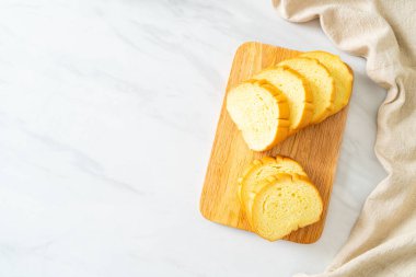 Tahtada dilimlenmiş patates ekmeği.