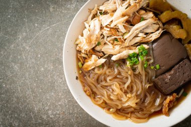 Kahverengi Çorba Kasesinde haşlanmış Tavuk Eriştesi - Asya usulü