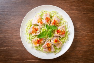 Baharatlı domuz salatası ya da limon sarımsaklı haşlanmış domuz eti ve acılı sos.