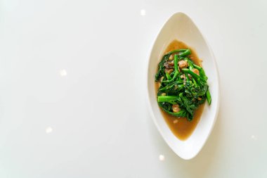 Çin lahanalı kızarmış balık, Asya usulü.