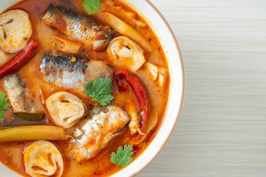 Tom Yum baharatlı çorbada uskumru konservesi - Asya usulü