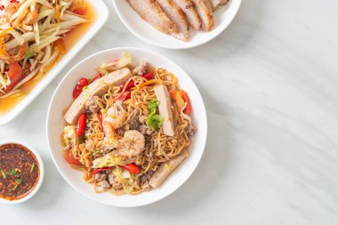 Asya usulü baharatlı erişte salatası, Tayland usulü.