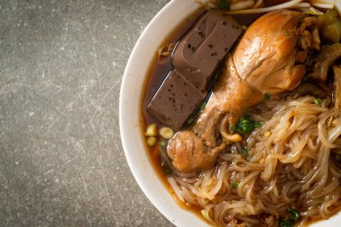 Kahverengi Çorba Kasesinde haşlanmış Tavuk Eriştesi - Asya usulü