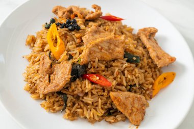 Asya usulü baharatlı kızarmış domuz pirinci.