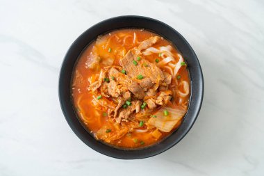 Kore udon eriştesi ve kimchi çorbası, Asya usulü.