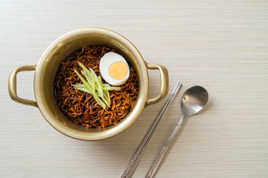 Kore fasulye soslu Anında Erişte salatalık ve haşlanmış yumurta (Jajangmyeon veya Jjajangmyeon) - Kore yemek tarzı