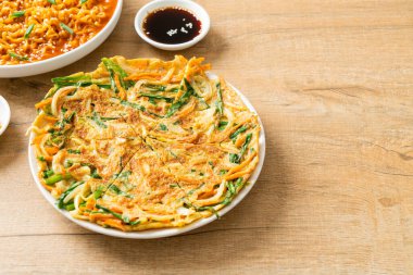 Pajeon veya Kore gözlemesi veya Kore pizzası - Asya yemeği tarzı