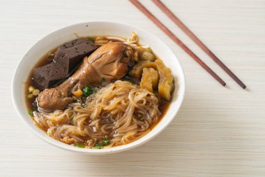 Kahverengi Çorba Kasesinde haşlanmış Tavuk Eriştesi - Asya usulü