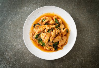 Kızarmış tavuğu acı biber ezmesi ya da biber ezmesi ile karıştırmak - Asya yemeği tarzı