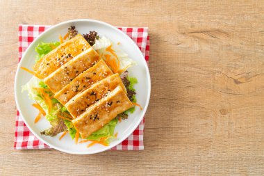 Susamlı teriyaki tofu salatası. Vejetaryen ve vejetaryen yemek tarzı.