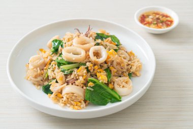 Kalamar ya da ahtapotlu pilav. Kalamar, yumurta ve lahana ile kızartılmış pilav.