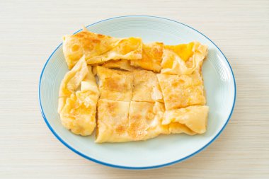 Yumurtalı kızarmış roti ve yoğunlaştırılmış süt.