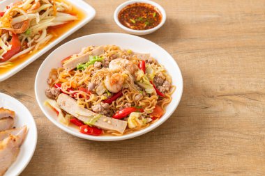 Asya usulü baharatlı erişte salatası, Tayland usulü.