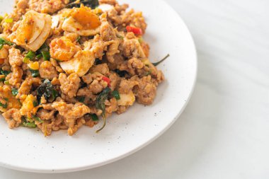 Ev yapımı kızarmış kıymalı domuz eti ve tuzlu yumurta.