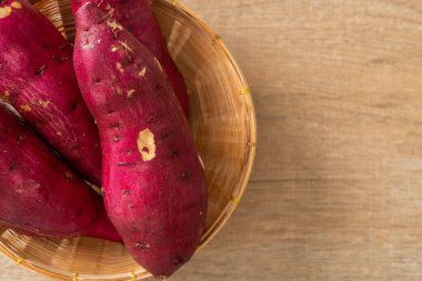 Taze Japon tatlı patatesleri.