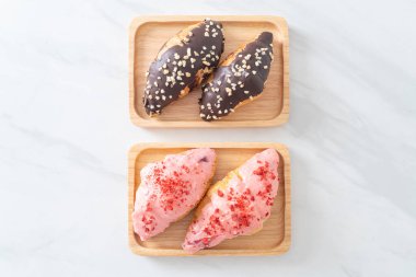 Tahta tabakta çilekli çikolata soslu kruvasan.