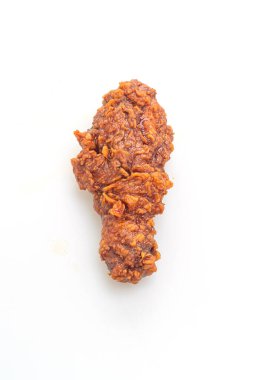 Beyaz arka planda, baharatlı Kore soslu kızarmış tavuk.