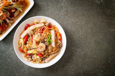 Asya usulü baharatlı erişte salatası, Tayland usulü.