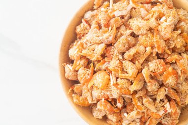 Kurutulmuş karides ya da kase içinde kurutulmuş tuzlanmış karides.