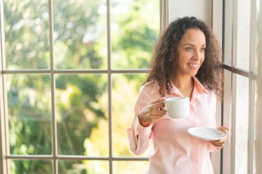 Güzel Latin kadın Sabahları kahve içiyor