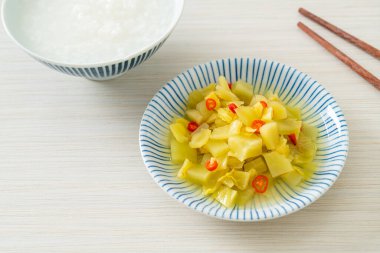 Baharatlı salata turşusu lahana ya da susam yağlı kereviz Asya yemeği tarzı.