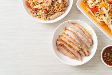 Tayland usulü ızgara domuz budu soslu Tayland yemeği.