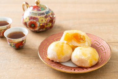 Çin pastası ay pastası ve tuzlu yumurta fıstığı ya da fındıklı börek ve tuzlu yumurta Asya yemeği.