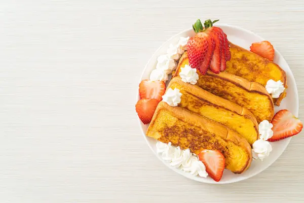 Hausgemachter Französischer Toast Mit Frischen Erdbeeren Und Schlagsahne — Stockfoto