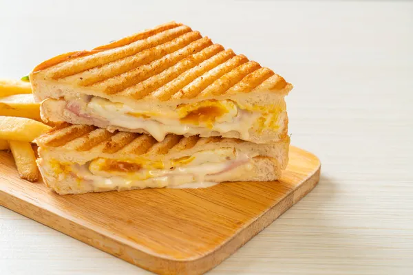 Ostsmörgås Med Ägg Och Pommes Frites — Stockfoto