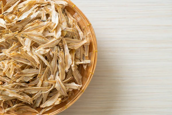 Kurutulmuş küçük çıtır balık.