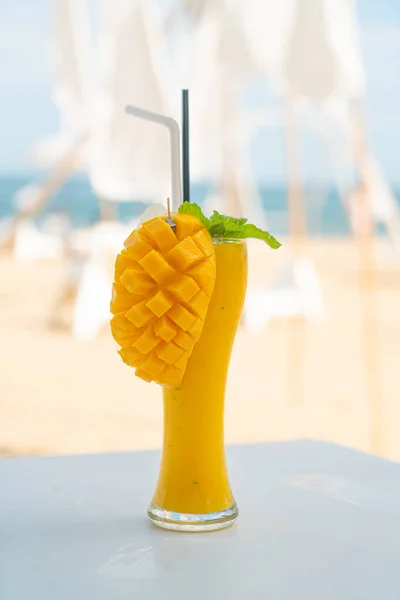 Mango Smoothies Glas Met Zee Strand Achtergrond — Stockfoto