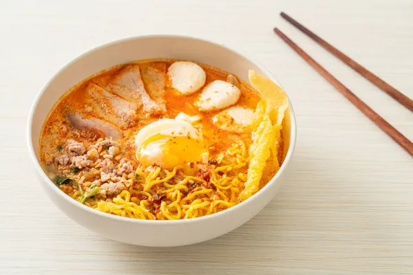 鸡蛋面 配上猪肉和肉丸子 配上辛辣的汤 或汤圆面条 亚洲风味 — 图库照片