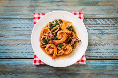 Tayland fesleğenli kızarmış deniz ürünleri (karides ve kalamar) - Asya usulü