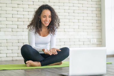 İnternette yoga öğreten Latin kadın etkileyicisi