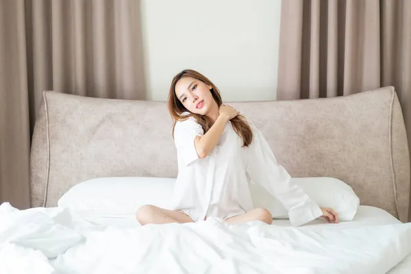 Retrato Bela Mulher Asiática Acordar Cama Pela Manhã — Fotografia de Stock