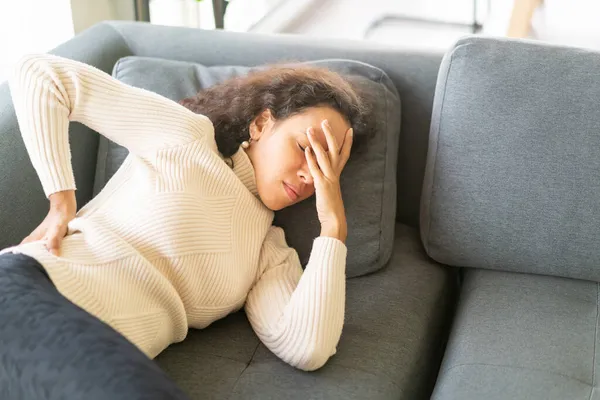 Wanita Latin Berbaring Sofa Rumah Dengan Sakit Punggung Perasaan — Stok Foto