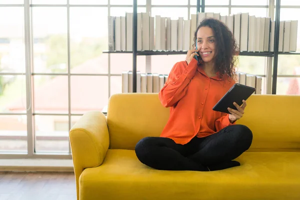 Mujer Latina Usando Teléfono Móvil Smartphone Sosteniendo Avena Tableta Casa — Foto de Stock