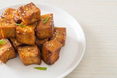 Beyaz susamlı kızarmış tofu ve teriyaki sosu. Vejetaryen ve vejetaryen yemek tarzı.