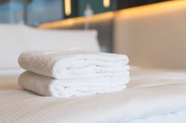 beyaz duş havlusu yığını