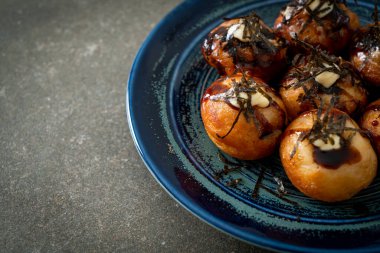 Takoyaki köftesi ya da ahtapot köftesi - Japon yemeği tarzı.