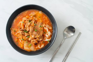 Kore udon eriştesi ve kimchi çorbası, Asya usulü.