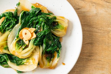 bebek Çin lahanası istiridye soslu ve sarımsaklı - Asya yemeği tarzı