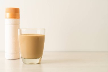 Kahve bardağı ve kahve şişeleri masada hazır.