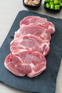 Taze domuz boyunlu ya da yakalı domuz eti ve terbiye edilecek malzemeler.