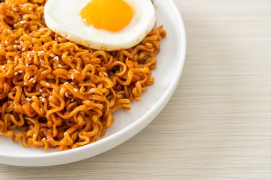 Ev yapımı kurutulmuş Kore baharatlı hazır erişte ve sahanda yumurta.